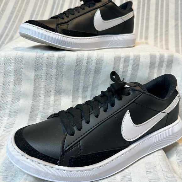 Nike Court Royale Low Sneakers Black/White – Youth 6.5 (Women’s 8) - Picture 4 of 7